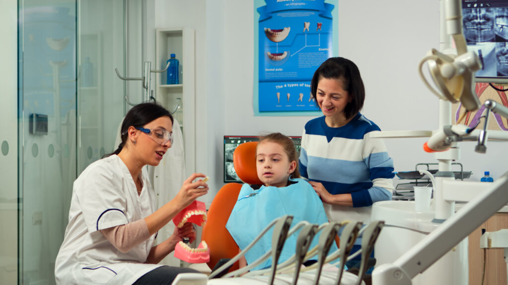 Stomatologist explaining to kid